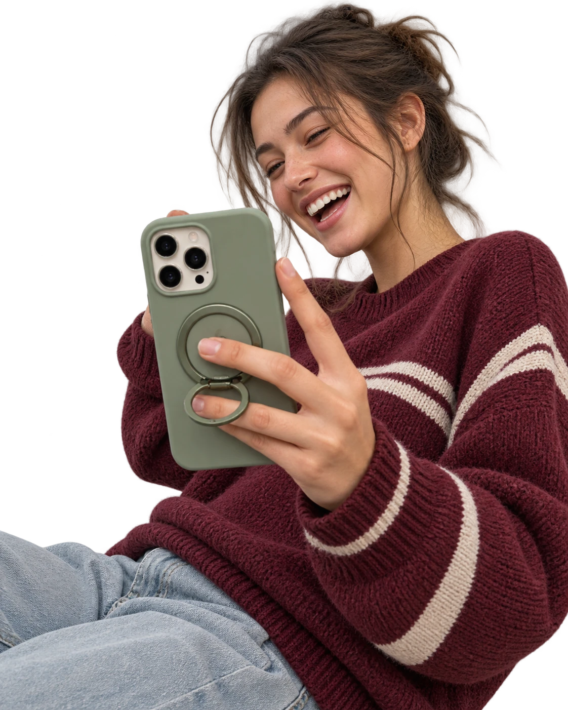 Улыбающаяся девушка в бордовом свитере смотрит на экран смартфона